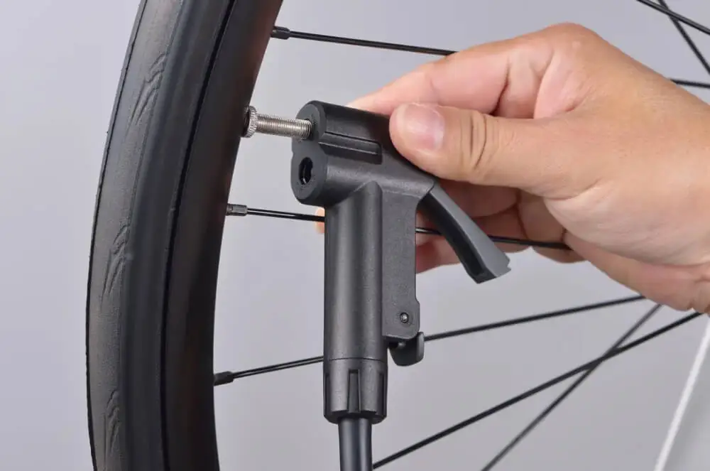 What Makes the Giyo Thumb Touch Design a Sealant Compatible Bike Pump Head?