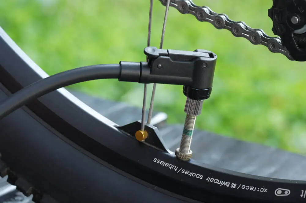 Why is the Giyo thumb touch a better bike pump head?