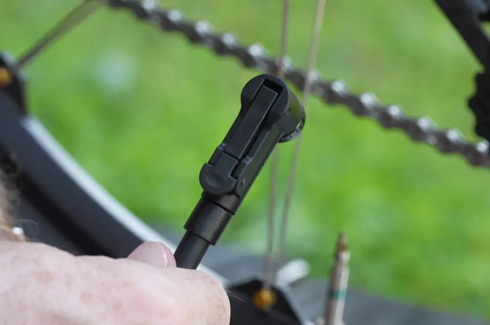 One-handed soft-touch connection solves bike pump head valve issues